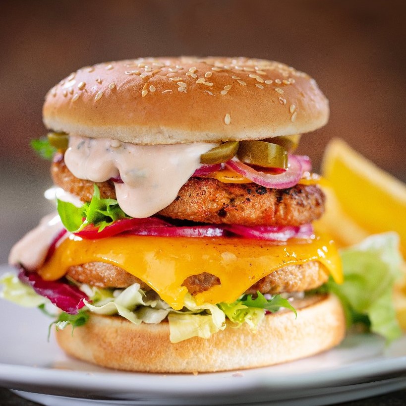 Vegetariánský burger s jalapeňo a nakládanou cibulkou Vegetariánský burger s jalapeňo a nakládanou cibulkou